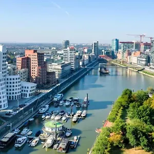 https://chilliges-zimmer-in-dsseldorf-mit-balkon-kche-big-tv-and-bed.dusseldorf-hotel.net